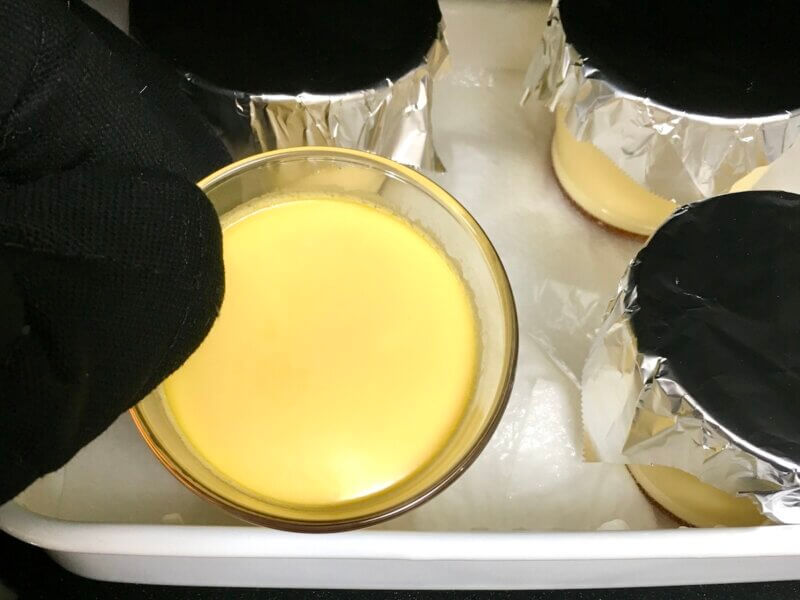 130℃30分蒸し焼きにしたプリンを火が通ったかチェックしている様子