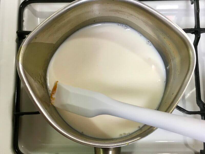 小鍋に砂糖と牛乳を入れて温めている様子
