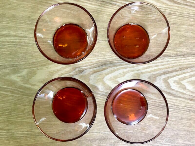 カラメルをプリンカップに入れたところ