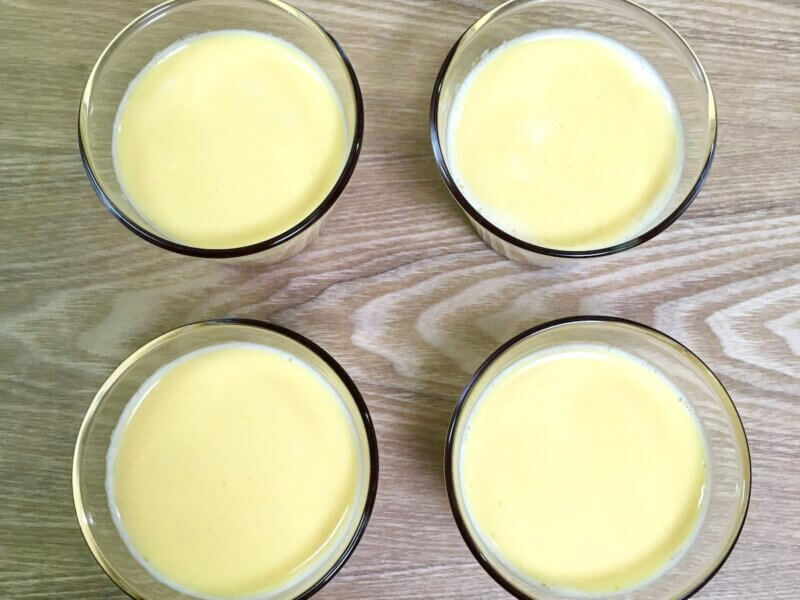プリン液をプリンカップ4個に均等に入れた様子
