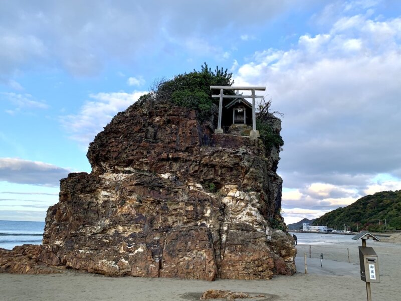 出雲にある稲佐の浜の弁天島