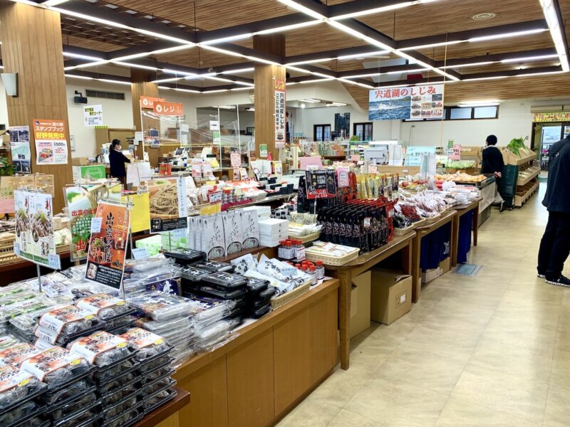 出雲市にある「道の駅湯の川」の店内の様子
