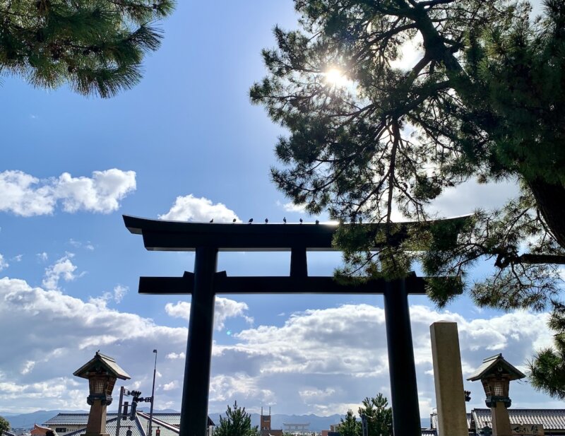 出雲大社の正門を入って裏側から撮った正門の写真