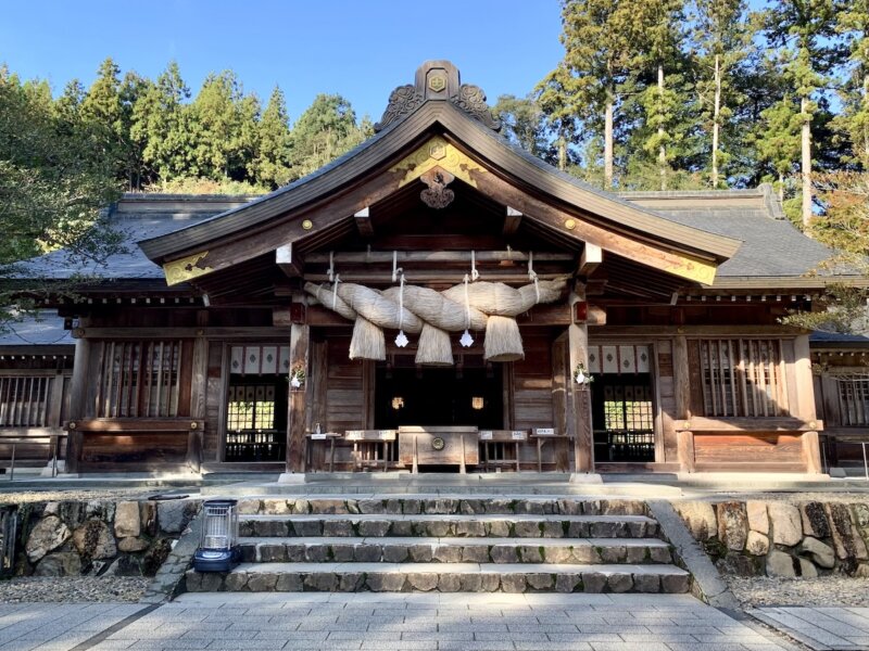 松江市にある熊野大社の拝殿の写真