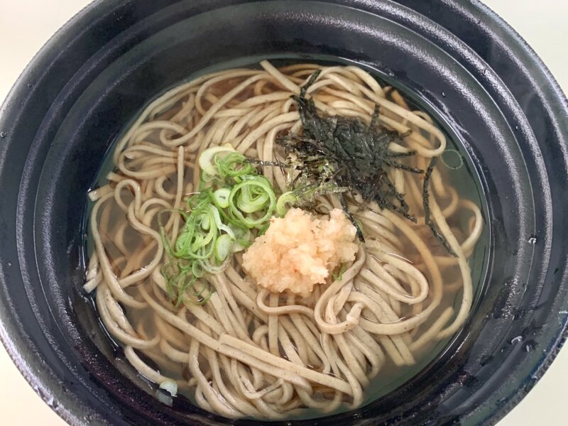 万九千神社で開催された神等去出祭の屋台で注文した「からさでそば」