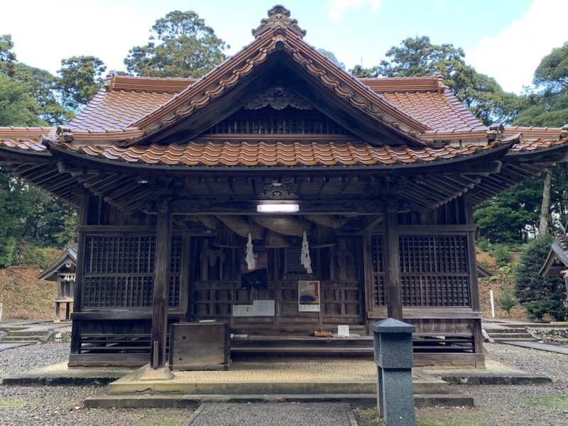 出雲の朝山神社の拝殿前の様子