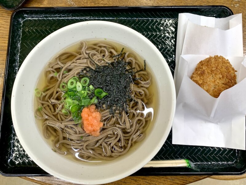 道の駅 湯の川にあるレストランで注文した「温そばと島根和牛コロッケ」