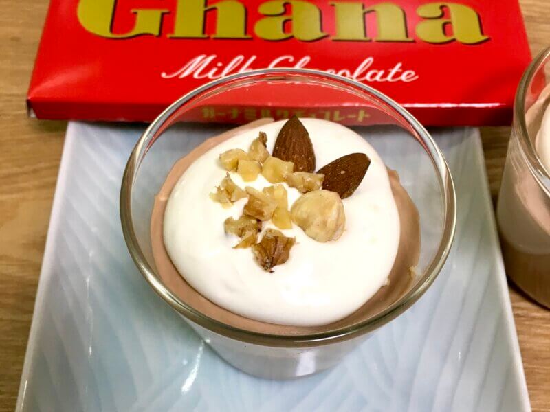 トッピングにナッツを使用してミルクチョコで作ったチョコムース