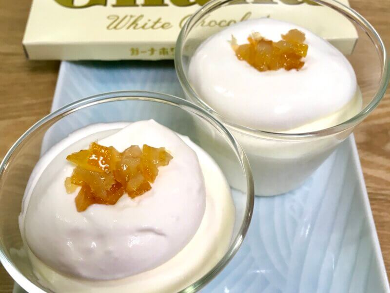 オレンジピールをトッピングしたホワイトチョコムース