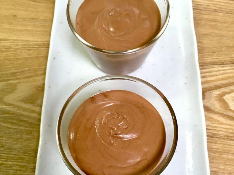 チョコムース生地をカップに入れて表面をキレイに整えたところ