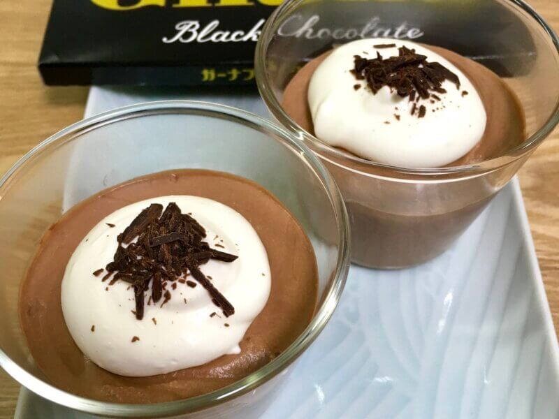 生クリームと砕いたチョコをトッピングしたチョコムース