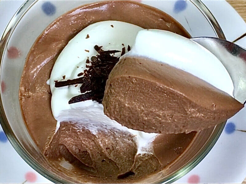 チョコムースをスプーンですくっている様子