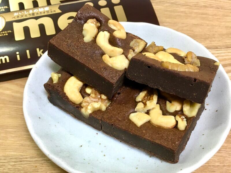 明治ミルクチョコで作ったブラウニーをお皿に盛り付けた様子