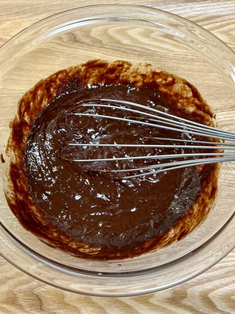 チョコに卵を入れて分離した状態