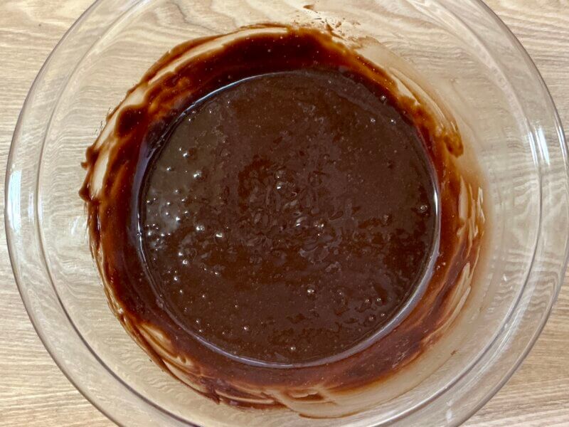 チョコと卵が乳化してツヤが出た状態