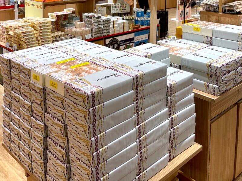 岡山で人気のお土産「大手まんぢゅう」がたくさん陳列されている様子