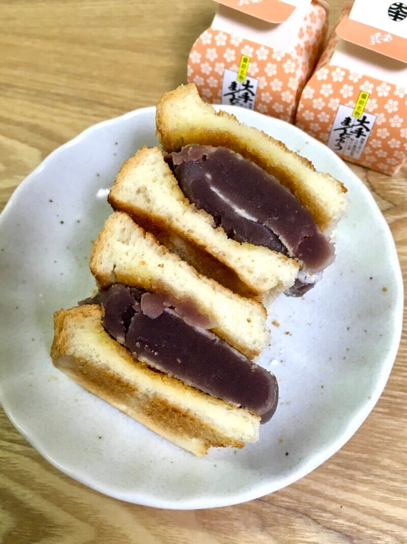 岡山土産「大手まんぢゅう」をバタートーストに挟んでアレンジしている様子