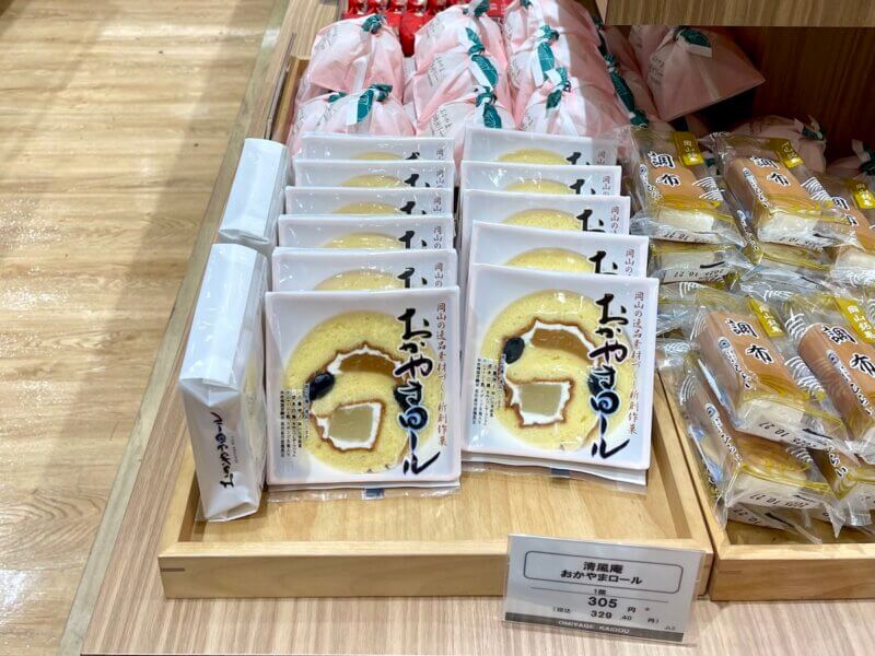 岡山土産「おかやまロール」のカット売りが陳列されている様子