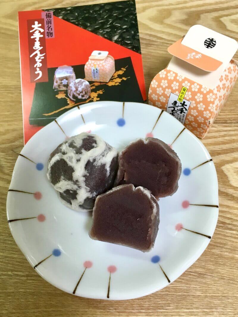 岡山土産「大手まんぢゅう」をカットして中身を見せている様子