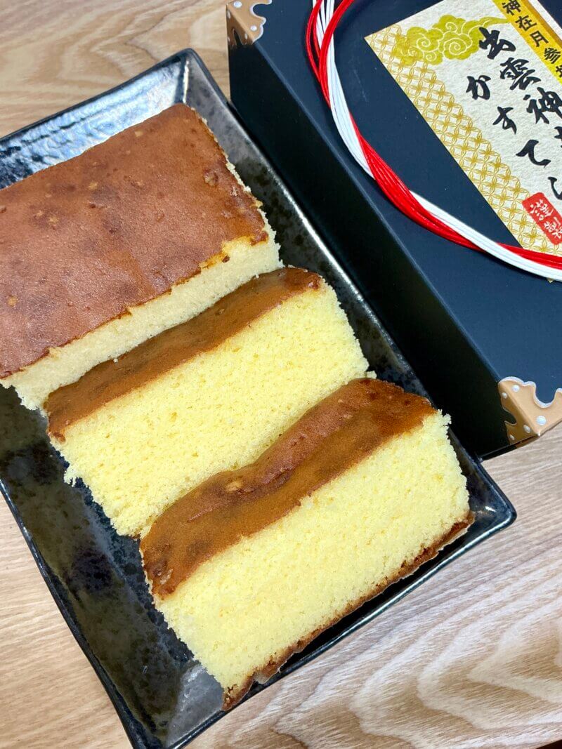 出雲神在かすてらの中身を切り分ける