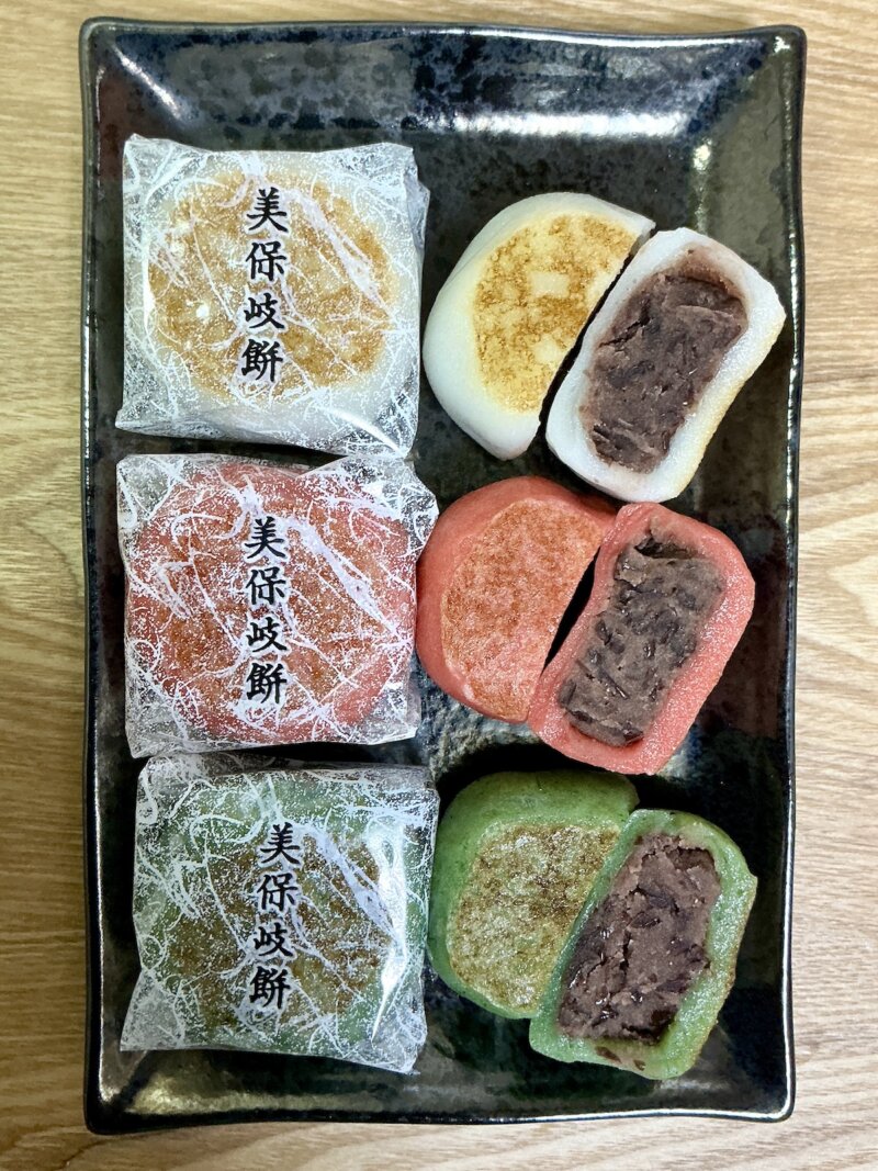 出雲で購入お土産 美保岐餅をカットして中身を見せている様子