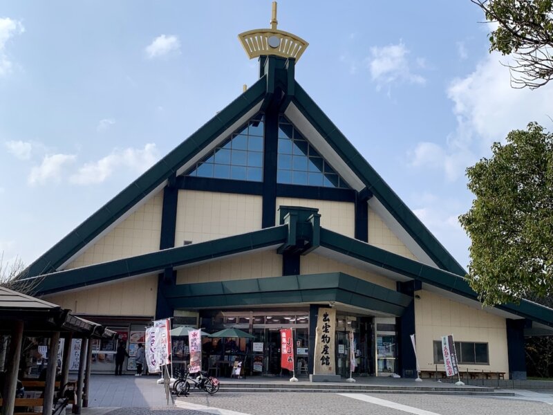 出雲にある道の駅 大社ご縁広場 出雲物産館の外観