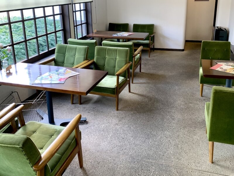 出雲の人気カフェ「cafe naka蔵」のテーブル席