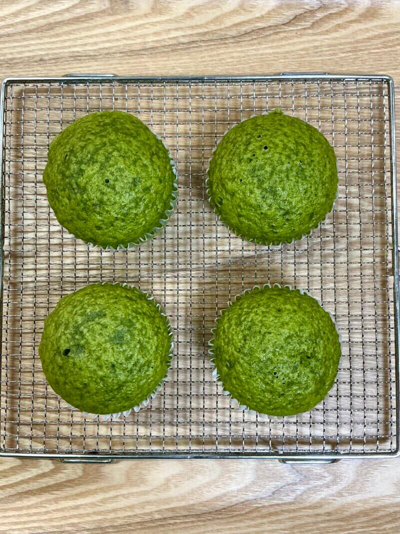 フライパンで直蒸しした抹茶蒸しパン