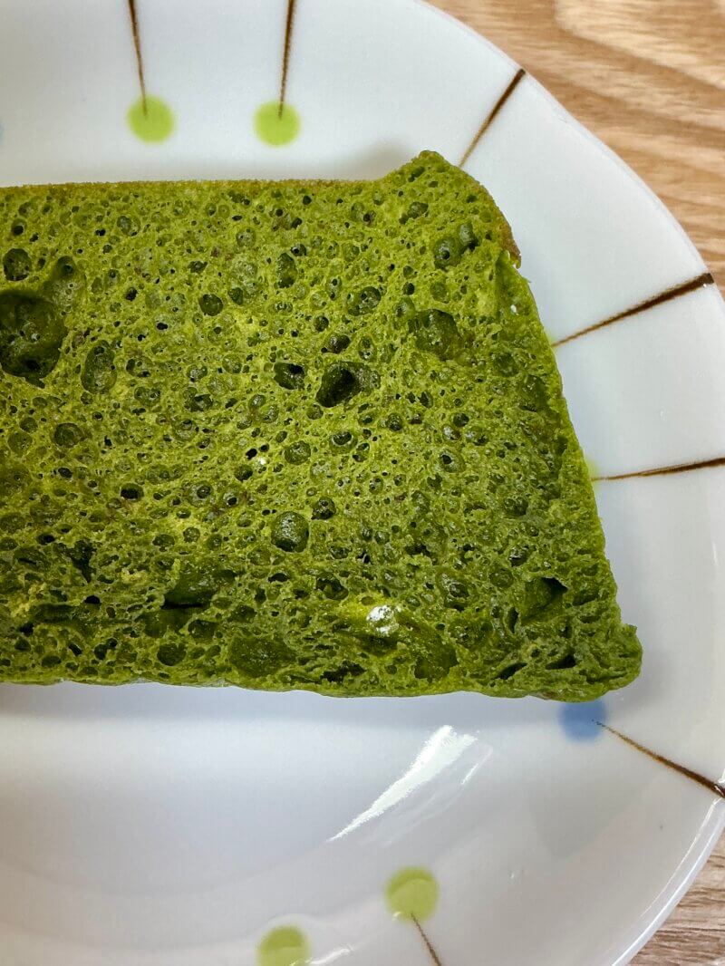 混ぜ不足により粉っぽさが残った抹茶蒸しパン