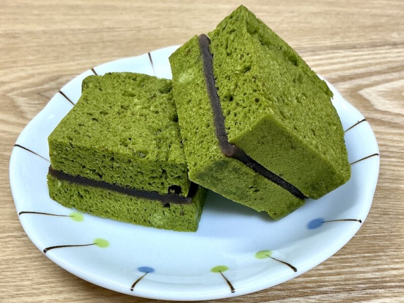 こしあんを挟んだ抹茶蒸しパン