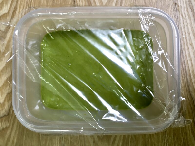 抹茶蒸しパンの加熱前・容器にラップをしている