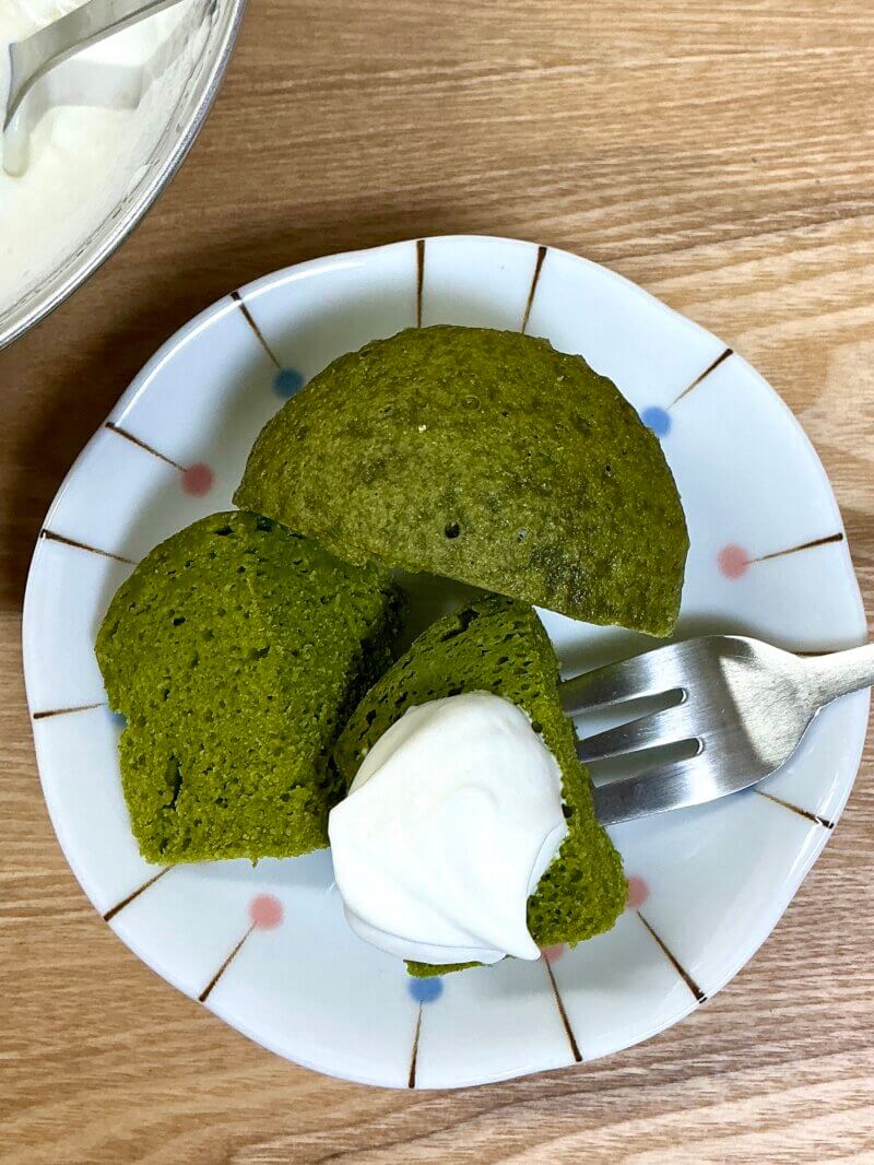 生クリームを添えた抹茶蒸しパン