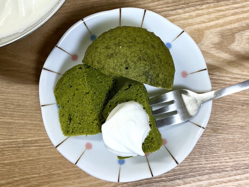 生クリームを添えた抹茶蒸しパン