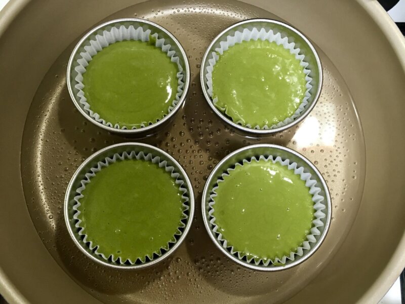 抹茶蒸しパンの加熱前・フライパンに並べている