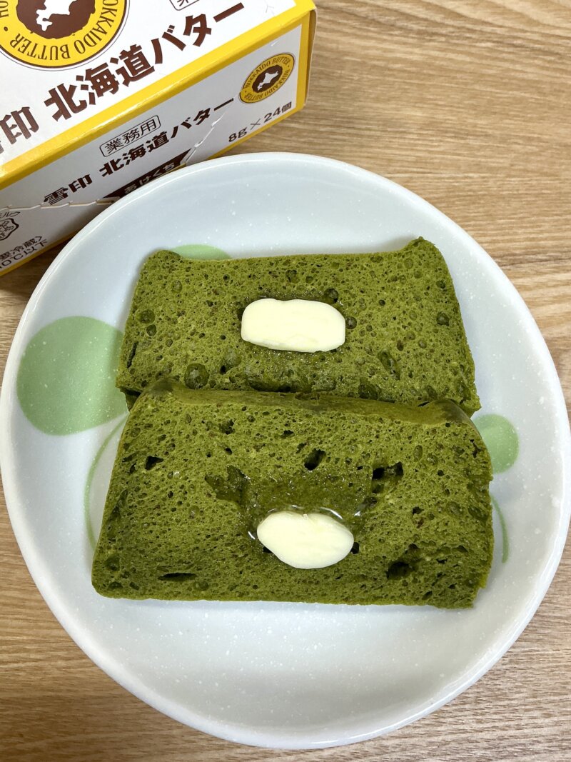 トースターで焼いてバターを塗った抹茶蒸しパン
