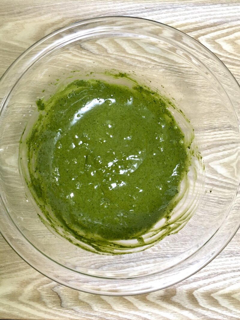 卵・砂糖・抹茶を混ぜ終えた状態
