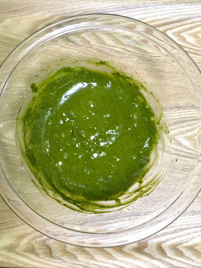 卵・砂糖・抹茶を混ぜ終えた状態