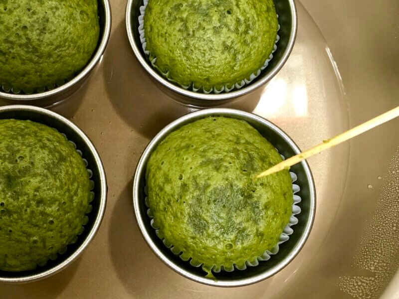 加熱後の抹茶蒸しパンを竹串チェックしているところ