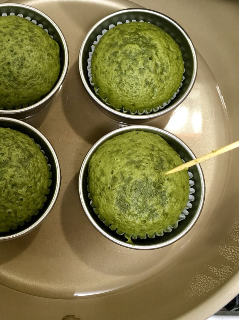 加熱後の抹茶蒸しパンを竹串チェックしているところ