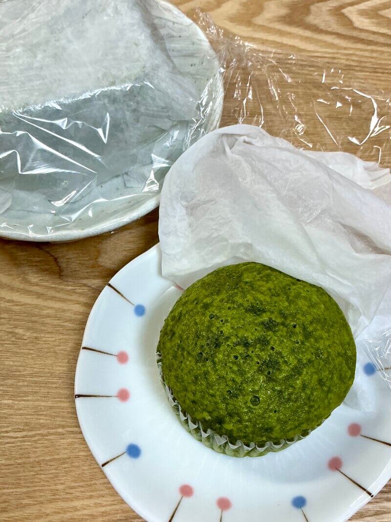 冷凍した抹茶蒸しパンをレンジ加熱で解凍したところ