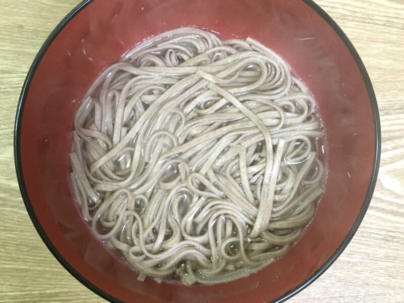 出雲市駅で購入お土産「レンジで3分出雲そば」を作った様子