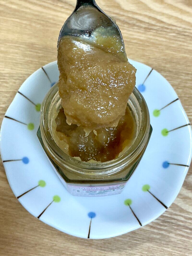 出西生姜100％使用したジャムをスプーンですくう