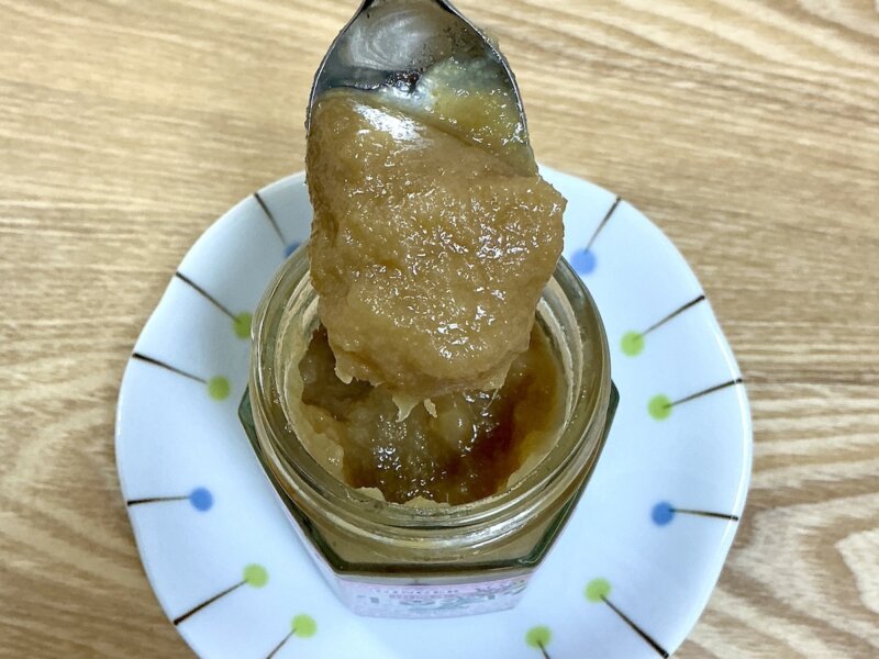 出雲市駅で購入お土産「生姜ジャム」をスプーンで掬っている様子