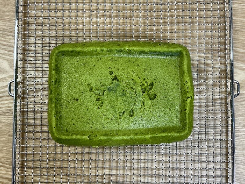 レンジ加熱した抹茶蒸しパンの粗熱を取っているところ