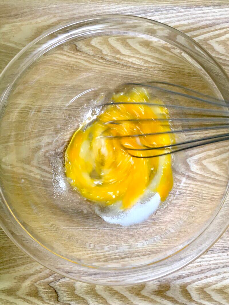 卵と砂糖を混ぜているところ