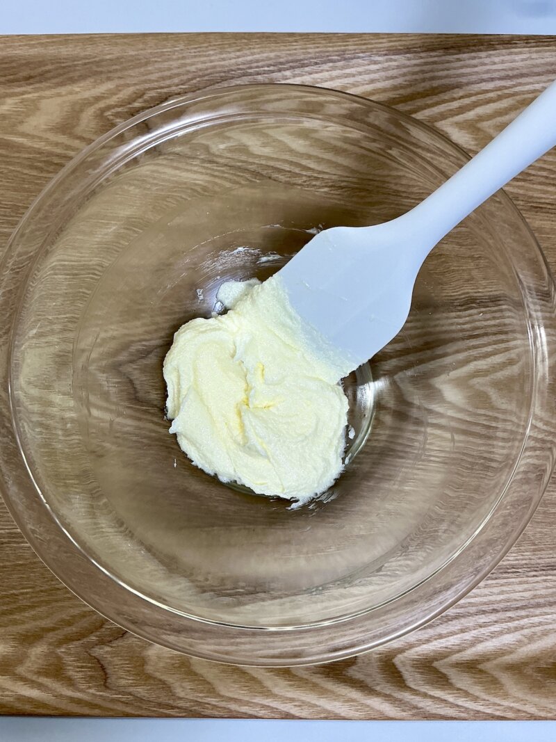 無塩バター50gとグラニュー糖30gを混ぜた様子