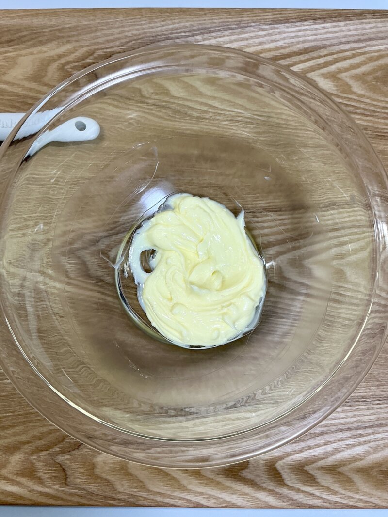 常温に戻した無塩バター50gをクリーム状にした様子