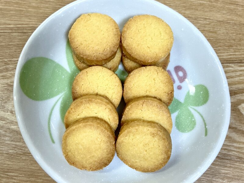 完成した卵黄クッキーをお皿に乗せている様子