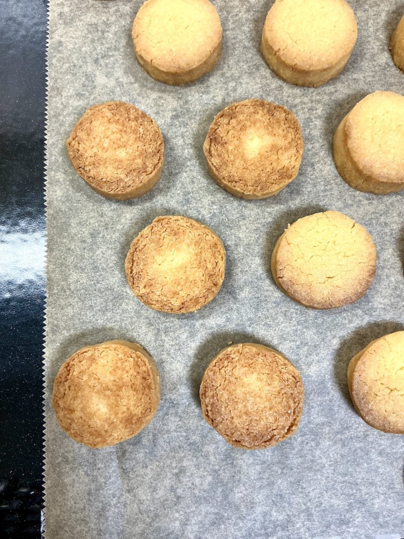 焼いたクッキーの裏面の焼き色