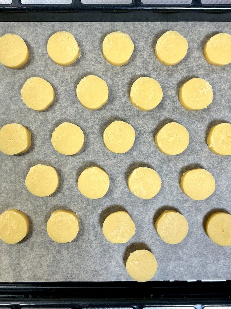 天板に1cm幅にカットしたクッキー生地を乗せている様子